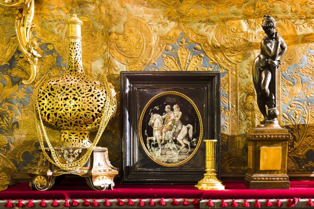 Photographie de l'intérieur du cabinet de curiosités d'Adèle de Rothschild à l'Hôtel Salomon de Rothschild